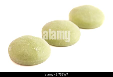 Thé vert Matcha Mochi glace sur fond blanc Banque D'Images
