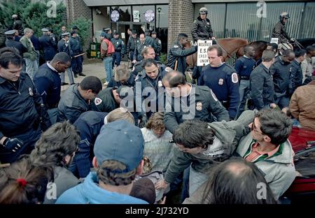 SILVER HILL, MARYLAND, NOVEMBRE 18,1989 membres de l'opération Rescue un groupe anti-avortement tente de bloquer l'entrée de la clinique d'avortement et est arrêté par des policiers du comté de Prince Georges Banque D'Images