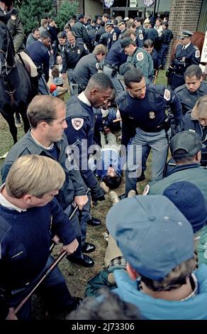 SILVER HILL, MARYLAND, NOVEMBRE 18,1989 membres de l'opération Rescue un groupe anti-avortement tente de bloquer l'entrée de la clinique d'avortement et est arrêté par des policiers du comté de Prince Georges Banque D'Images