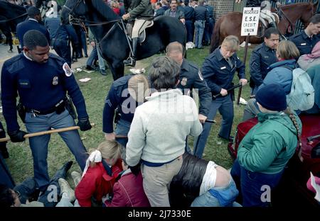 SILVER HILL, MARYLAND, NOVEMBRE 18,1989 membres de l'opération Rescue un groupe anti-avortement tente de bloquer l'entrée de la clinique d'avortement et est arrêté par des policiers du comté de Prince Georges Banque D'Images