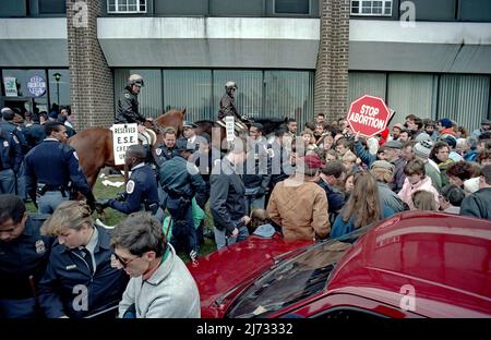 SILVER HILL, MARYLAND, NOVEMBRE 18,1989 membres de l'opération Rescue un groupe anti-avortement tente de bloquer l'entrée de la clinique d'avortement et est arrêté par des policiers du comté de Prince Georges Banque D'Images