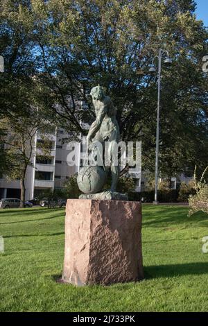 Suomen kaapelitehdas (aujourd'hui Nokia), une fabrique de câbles, a érigé la "puissance de levage" par Matti Haupt à Telakanpuistikko en 1962, pour commémorer son annive de 50th Banque D'Images