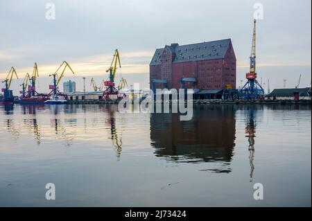 Mer Baltique, Europe de l'est, Russie, Kaliningrad, 21 décembre 2019. Machines et équipements dans le port maritime. Port maritime commercial. Banque D'Images