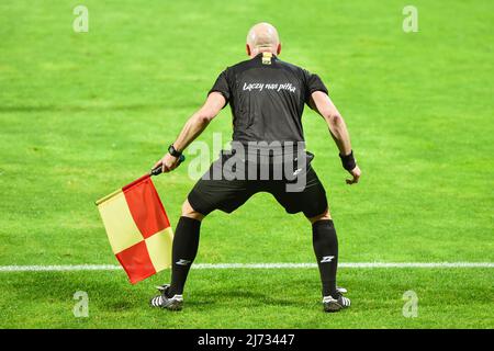 LEGNICA, POLOGNE - 2 JUIN 2020: Match de football polonais Fortuna 1. Ligue entre Miedz Legnica vs PGE FKS Stal Mielec 1:2. En action, appuyez sur la ligne de référence Banque D'Images