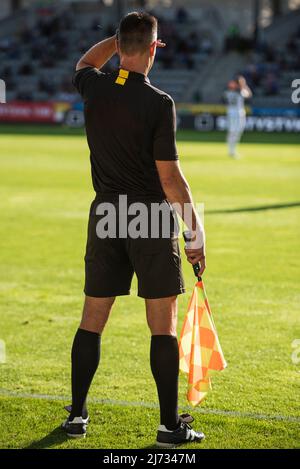 Arbitre de ligne de contact en regardant contre la lumière pendant le match de football. Banque D'Images