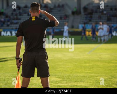 Arbitre de ligne de contact en regardant contre la lumière pendant le match de football. Banque D'Images