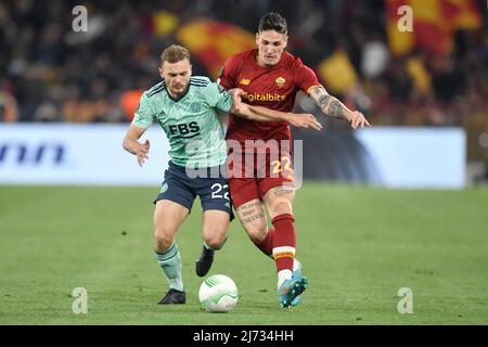 Kiernan Dewsbury-Hall du Leicester City FC et Nicolo Zaniolo de AS Roma lors de la demi-finale de la ligue de conférence match de football à 2nd jambes entre AS Roma et Leicester City FC au stade Olimpico à Rome (Italie), le 5th mai 2022. Photo Antonietta Baldassarre / Insidefoto Banque D'Images