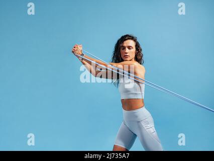 Femme de fitness faisant un entraînement de résistance. Jeune femme qui fait de l'entraînement de force de base. Banque D'Images