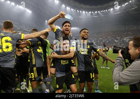 MARSEILLE - les joueurs de Feyenoord célèbrent la finale après le match semi-fin de la Ligue des conférences de l'UEFA entre l'Olympique Marseille et Feyenoord au Stade vélodrome le 5 mai 2022 à Marseille, France. ANP PIETER STAM DE YOUNG Banque D'Images