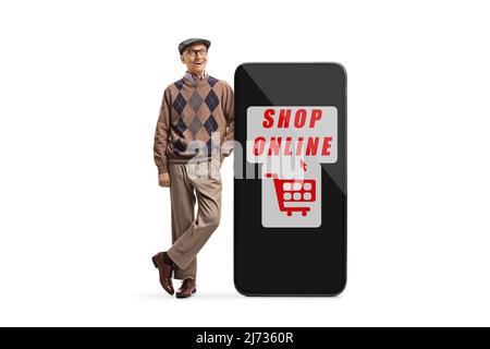 Portrait complet d'un homme âgé penché sur un grand smartphone avec boutique de texte en ligne isolée sur fond blanc Banque D'Images