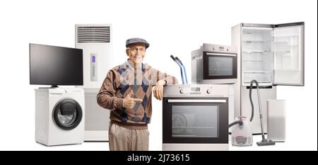 Homme âgé debout avec des appareils électroménagers et pointant vers un four électrique et isolé sur fond blanc Banque D'Images