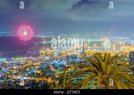 Haifa, Israël - 04 mai 2022 : feu d'artifice du jour de l'indépendance, avec le centre-ville et le port, à Haïfa, dans le nord d'Israël Banque D'Images