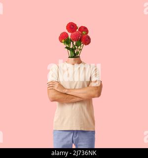 Homme avec bouquet de fleurs au lieu de sa tête sur fond rose Banque D'Images