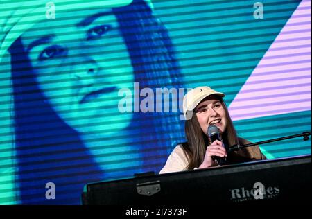 05 mai 2022, Berlin: La chanteuse Luna chante au Bunte New faces Award Music 2022. Photo: Britta Pedersen/dpa Banque D'Images