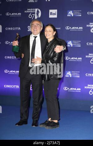 4 mai 2022, Roma, Lazio, Italie: Aux studios de Rome, gagnant la cerimonie de 2022 David di Donatello. Dans cette photo Silvio Orlando et Maria Laura Rondanini (Credit image: © Paolo Pizzi/Pacific Press via ZUMA Press Wire) Banque D'Images