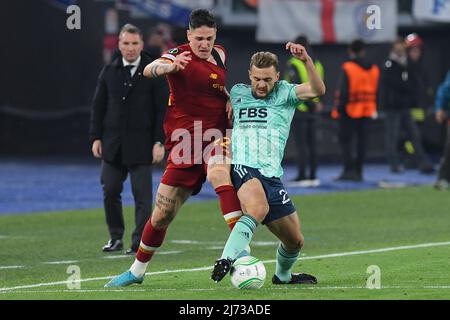 0Stadio Olimpico, Rome, Italie; 5th mai 2022; semi finales Europa Conference League football Roma v Leicester City: Nicolo Zaniolo of AS Roma challenges Kiernan Dewsbury-Hall of Leicester City Banque D'Images