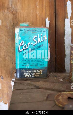 Chalet abandonné dans les montagnes de Winkleman, Arizona, avec des boîtes de cirages de meubles. Banque D'Images