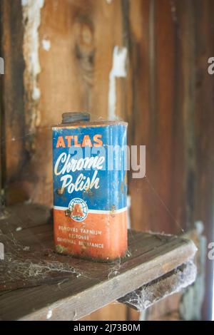 Chalet abandonné dans les montagnes de Winkleman, Arizona, avec des boîtes de cirages de meubles. Banque D'Images