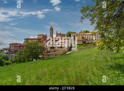 Monforte d'Alba, langhe, Italie - 02 mai 2022 : village médiéval de Monforte d'Alba sur la colline avec l'ancien clocher de Santa Maria Banque D'Images