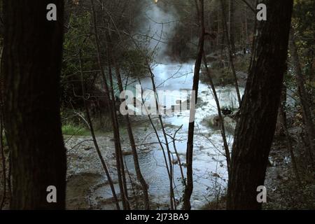 Bagni San Filippo en Toscane, Italie. Vapeurs sortant de l'eau chaude dans une soirée d'hiver froide. Banque D'Images