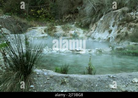 Piscines à la célèbre Bagni San Filippo source chaude en Toscane, Italie. Banque D'Images