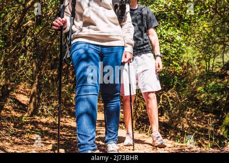 plan de deux jeunes femmes randonneurs dans la nature profiter de la marche. les femmes en vacances. les touristes randonnée dans la nature. Banque D'Images