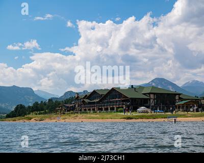 Vue ensoleillée sur le paysage du lac Estes au Colorado Banque D'Images