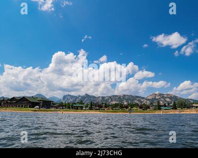 Vue ensoleillée sur le paysage du lac Estes au Colorado Banque D'Images