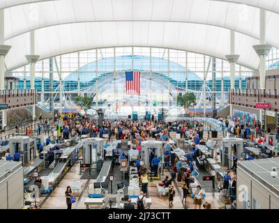 Colorado, 8 2014 AOÛT - contrôle de sécurité de la TSA à l'aéroport international de Denver Banque D'Images