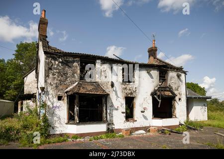 BUCKINGHAMSHIRE, Royaume-Uni - 10 août 2021. Maison endommagée par un incendie. Bâtiment avec toit brûlé et murs noircis. Banque D'Images