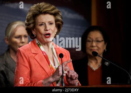 Le sénateur Debbie Stabenow (D-MI) parle aux côtés des femmes sénateurs démocrates lors d'une conférence de presse sur le vote de la semaine prochaine pour codifier Roe c. Wade dans le droit national au Capitole des États-Unis à Washington, DC, le 5 mai 2022.Credit: Samuel Corum / CNP/Sipa USA Banque D'Images