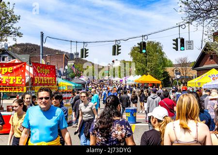 Suffern, NY - Etats-Unis - 1 mai 2022 : vue sur le paysage des gens qui apprécient les vendeurs de rue, la musique et la nourriture de la foire annuelle Suffern Spring Street, qui a lieu Banque D'Images