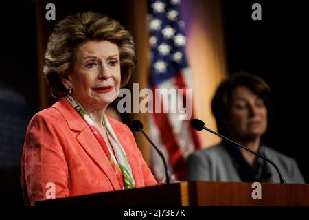 Le sénateur Debbie Stabenow (D-MI) parle aux côtés des femmes sénateurs démocrates lors d'une conférence de presse sur le vote de la semaine prochaine pour codifier Roe c. Wade dans le droit national au Capitole des États-Unis à Washington, DC, le 5 mai 2022.Credit: Samuel Corum / CNP/Sipa USA Banque D'Images