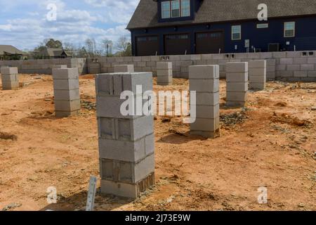 La fondation d'un mur brut de maison sans plâtre avec béton en maçonnerie brickpond Banque D'Images