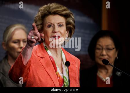 Le sénateur Debbie Stabenow (D-MI) parle aux côtés des femmes sénateurs démocrates lors d'une conférence de presse sur le vote suivant weekâs pour codifier Roe c. Wade dans le droit national au Capitole des États-Unis à Washington, DC, le 5 mai 2022. Crédit: Samuel Corum / CNP Banque D'Images