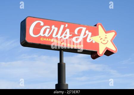 Ellensburg, WA, États-Unis - 04 mai 2022 ; signe contre le ciel bleu pour les hamburgers charbroïtés de Carls Jr Banque D'Images