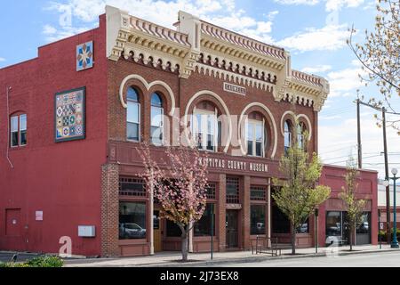 Ellensburg, WA, USA - 04 mai 2022; Caldwell Building abritant le musée du comté de Kittitas à Ellensburg et doté de fenêtres en forme de fer à cheval Banque D'Images