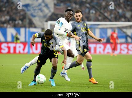 Bamba Dieng de Marseille entre Tirell Malacia et Orkun Kokcu de Feyenoord pendant la demi-finale de l'UEFA Europa Conference League match de football de deuxième jambe entre l'Olympique de Marseille (OM) et le Feyenoord Rotterdam le 5 mai 2022 au Stade Velodrome de Marseille, France - photo Jean Catuffe / DPPI Banque D'Images