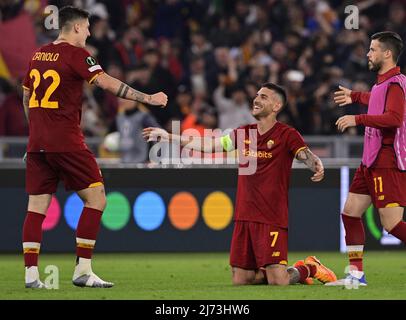 (220506) -- ROME, le 6 mai 2022 (Xinhua) -- Nicolo Zaniolo (L) et Lorenzo Pellegrini (C) célèbrent le curriculiste après la demi-finale du deuxième match de football de la Ligue des conférences Europa de l'UEFA entre Roma d'Italie et Leicester City of England à Rome, en Italie, le 5 mai 2022. (Photo d'Augusto Casasoli/Xinhua) Banque D'Images