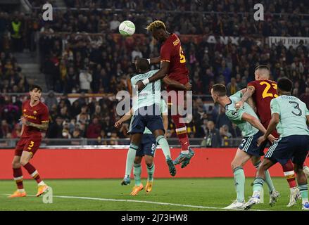 (220506) -- ROME, 6 mai 2022 (Xinhua) -- Tammy Abraham de Roma (3rd L) marque son but lors de la demi-finale de l'UEFA Europa Conference League de football de deuxième jambe entre Roma of Italy et Leicester City of England à Rome, Italie, le 5 mai 2022. (Photo d'Augusto Casasoli/Xinhua) Banque D'Images