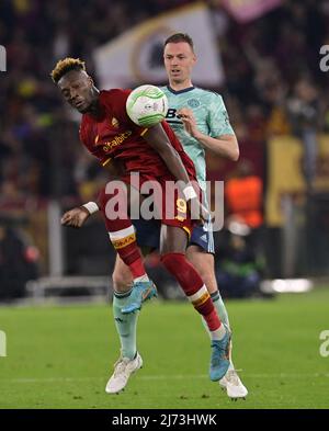 (220506) -- ROME, le 6 mai 2022 (Xinhua) -- Tammy Abraham (devant) de Roma vies avec Jonny Evans de Leicester City lors de la demi-finale de l'UEFA Europa Conference League football de deuxième jambe entre Roma of Italy et Leicester City of England à Rome, Italie, le 5 mai 2022. (Photo d'Augusto Casasoli/Xinhua) Banque D'Images