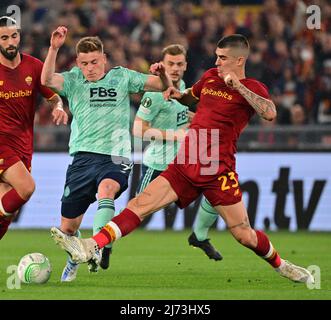 (220506) -- ROME, 6 mai 2022 (Xinhua) -- Gianluca Mancini (1st R) de Roma vies avec Harvey Barnes (2nd L) de Leicester City lors de la demi-finale de l'UEFA Europa Conference League de football de deuxième jambe entre Roma of Italy et Leicester City of England à Rome, Italie, le 5 mai 2022. (Photo d'Augusto Casasoli/Xinhua) Banque D'Images