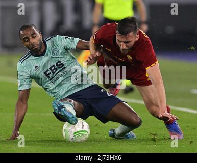 (220506) -- ROME, 6 mai 2022 (Xinhua) -- Bryan Cristante (R) de Rome vière avec Ricardo Pereira de Leicester City lors de la demi-finale de la Ligue de la Conférence Europa de l'UEFA, deuxième match de football entre Roma of Italy et Leicester City of England à Rome, Italie, le 5 mai 2022. (Photo d'Augusto Casasoli/Xinhua) Banque D'Images