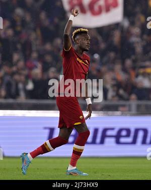 (220506) -- ROME, 6 mai 2022 (Xinhua) -- Tammy Abraham de Roma célèbre le score lors de la semi-finale de l'UEFA Europa Conference League deuxième match de football de jambe entre Roma of Italy et Leicester City of England à Rome, Italie, le 5 mai 2022. (Photo d'Augusto Casasoli/Xinhua) Banque D'Images