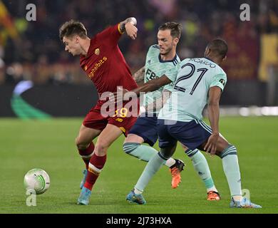 (220506) -- ROME, le 6 mai 2022 (Xinhua) -- Nicola Zalewski (L) de Roma vies avec James Maddison (C) de Leicester City lors de la demi-finale de l'UEFA Europa Conference League de football de deuxième jambe entre Roma of Italy et Leicester City of England à Rome, Italie, le 5 mai 2022. (Photo d'Augusto Casasoli/Xinhua) Banque D'Images