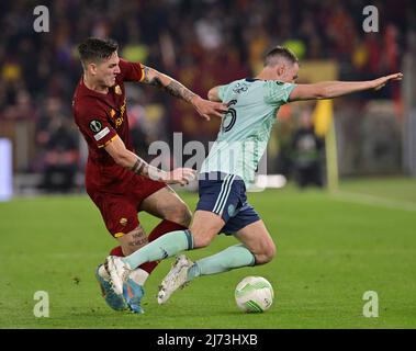 (220506) -- ROME, le 6 mai 2022 (Xinhua) -- Nicolo Zaniolo (L) de Rome vie avec Jonny Evans de Leicester City lors de la demi-finale du deuxième match de football de la Ligue des conférences européennes de l'UEFA entre Roma d'Italie et Leicester City d'Angleterre à Rome, Italie, le 5 mai 2022. (Photo d'Augusto Casasoli/Xinhua) Banque D'Images