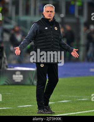 (220506) -- ROME, 6 mai 2022 (Xinhua) -- l'entraîneur-chef des Roms José Mourinho gestes lors de la semi-finale de football de deuxième jambe de l'UEFA Europa Conference League entre Roma of Italy et Leicester City of England à Rome, Italie, le 5 mai 2022. (Photo d'Augusto Casasoli/Xinhua) Banque D'Images