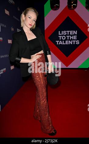 05 mai 2022, Berlin: Leslie Clio vient au Bunte New faces Award Music 2022. Photo: Britta Pedersen/dpa Banque D'Images