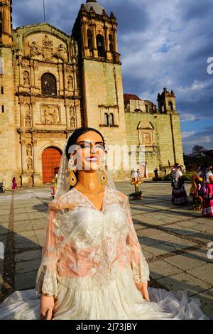 Le géant Monas de Calenda lors de la célébration de mariage devant l'église de Saint-Domingue de Guzmán, Oaxaca de Juárez, Oaxaca, Mexique, Oaxaca de Banque D'Images