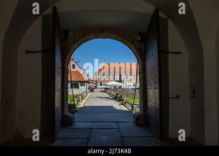 Varazdin, Croatie – avril 2022. Les rues pittoresques de la vieille ville baroque avec des détails touristiques intéressants en Europe centrale à la belle journée Banque D'Images